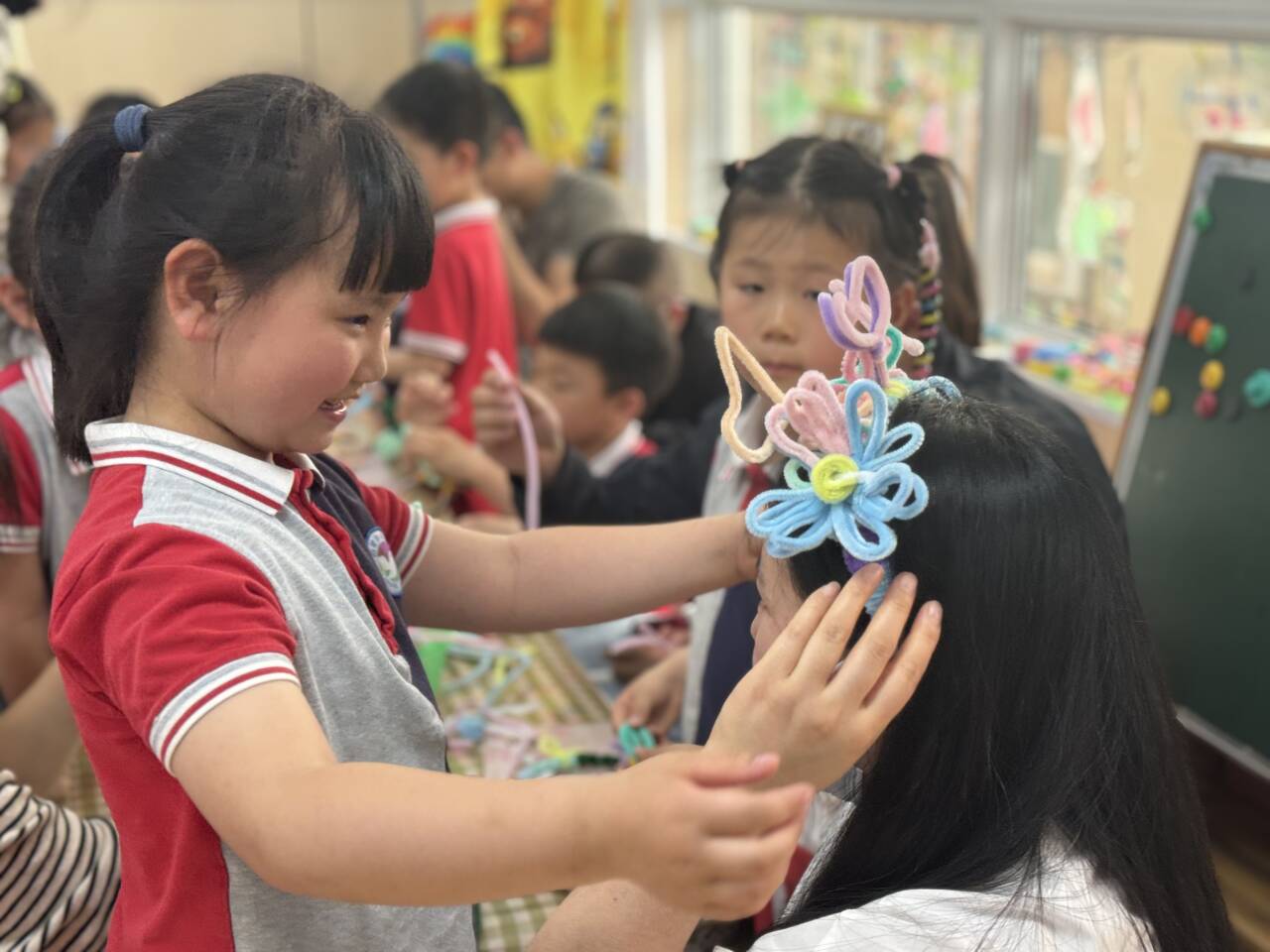 为妈妈带上亲手制作的发箍.png 为妈妈带上亲手制作的发箍.png